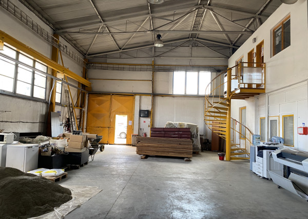 Skladovacie priestory - 385 m2  - v podnikateľskom areáli.