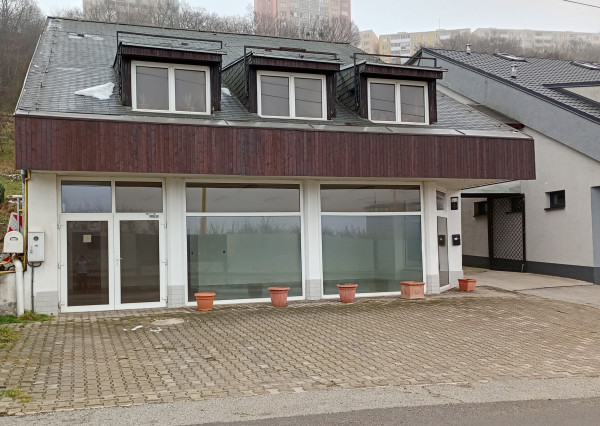 Polyfunkčná budova s výhodnou polohou - len 1 km od centra mesta