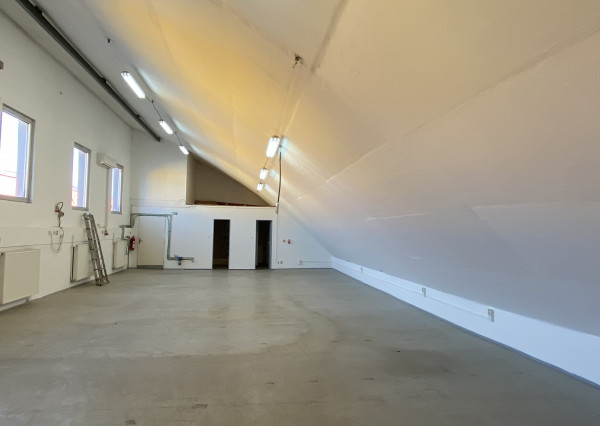 Skladovacie priestory - 195 m2 na Juhu - blízko centra mesta