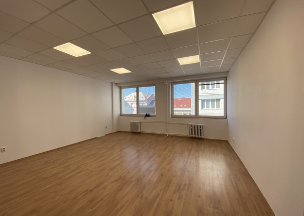 Priestranná kancelária : 42 m2 - v centre mesta