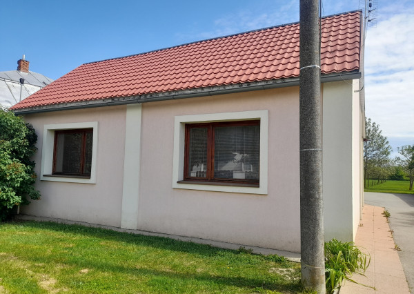 Znížená cena ::Predaj rodinného domu s veľkým pozemkom – komfort pri meste, atmosféra vidieka