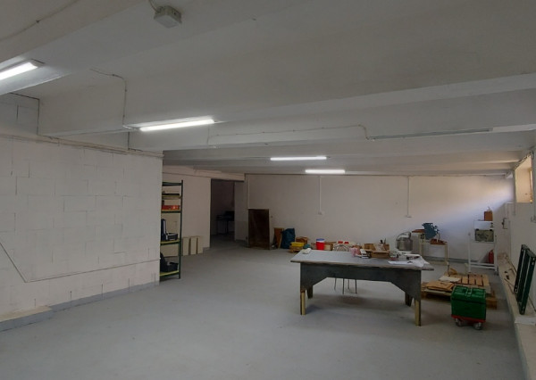 Kompaktné skladovacie priestory 100 m2 s rampou