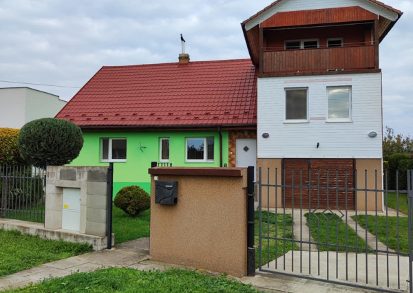 Ponúkame na predaj priestranný rodinný dom v srdci Tokajskej vínnej oblasti – Slovenské Nové Mesto.