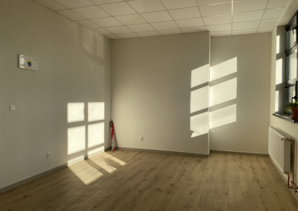 Priestranné rekonštruované kancelárie - 30 a 34 m2 na Jazere