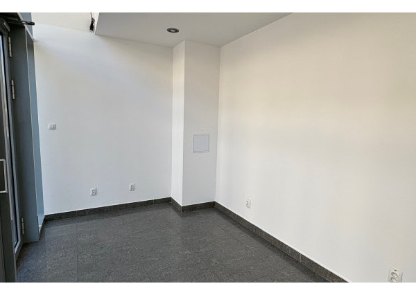 Kancelárske a obchodné priestory - 13 m2 - v centre mesta, situované na prízemí,