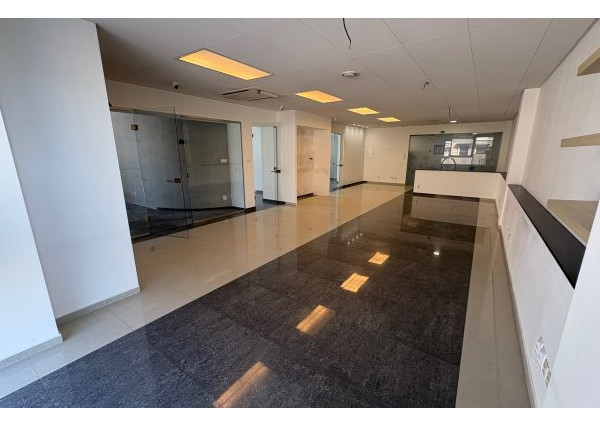 Obchodné priestory - 128 m2 - v centre mesta,  v modernizovanej budove