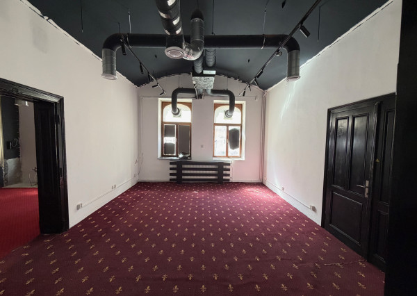 Atraktívne obchodné priestory 86 m2 v centre - na prízemí.