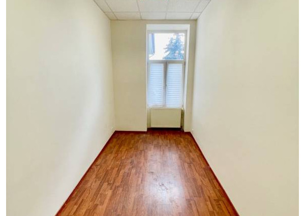 Priestory 10 m2 - s umývadlom - na Moyzesovej