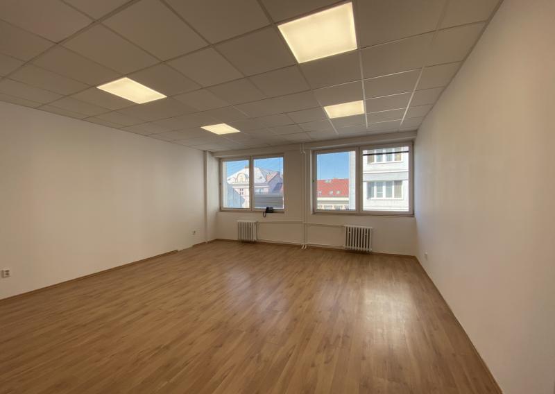 Priestranná kancelária : 42 m2 - v centre mesta