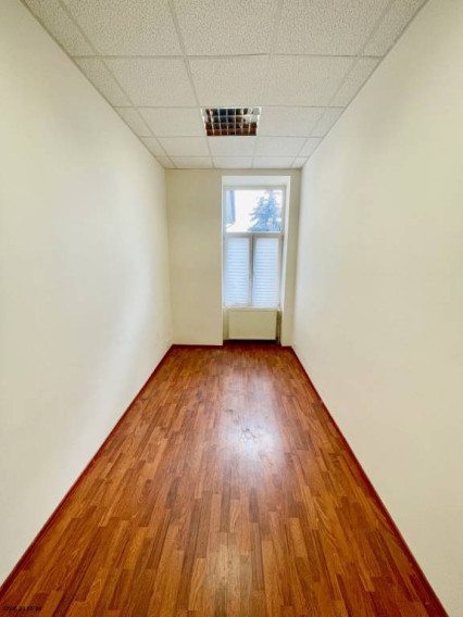 Priestory 10 m2 - s umývadlom - na Moyzesovej