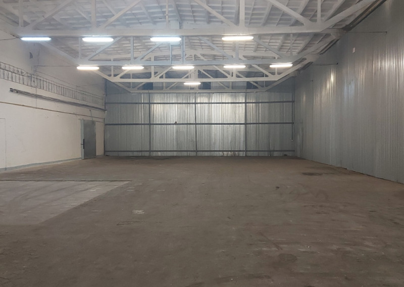 Skladovacie priestory 624 m2 - pri privádzači na Juhu